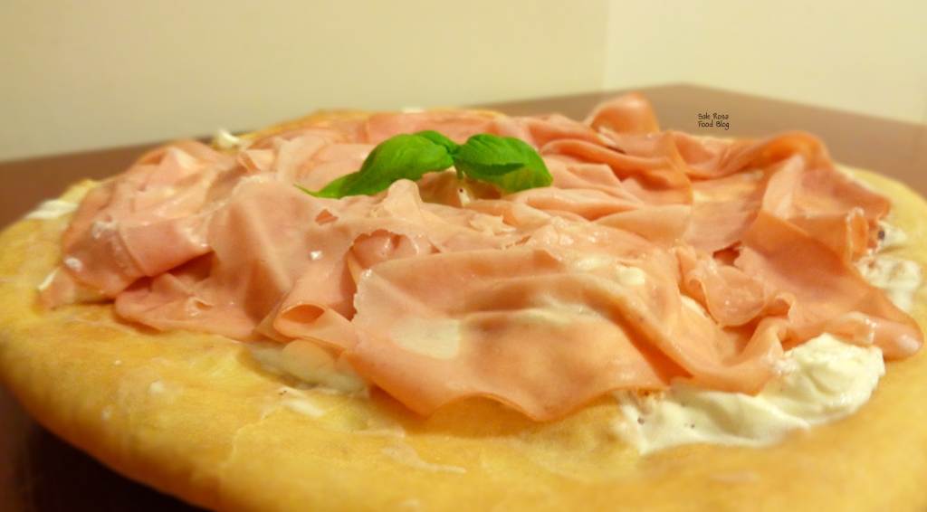 Pizza bianca mortadella, pistacchio e robiola