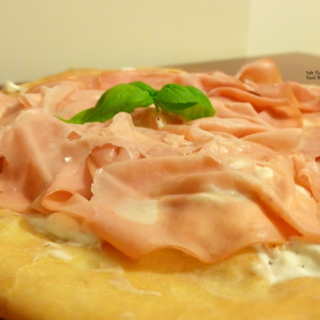 Pizza bianca mortadella e pistacchio