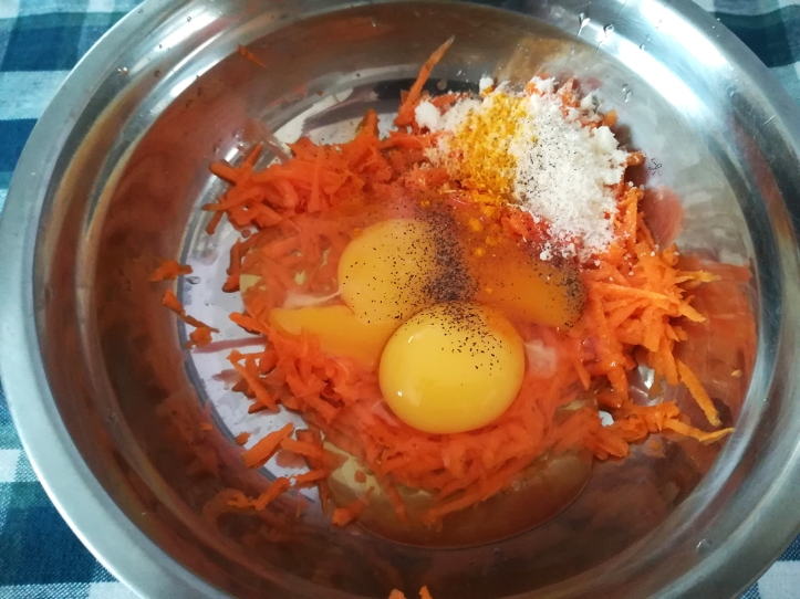 Preparazione della frittata di carote.