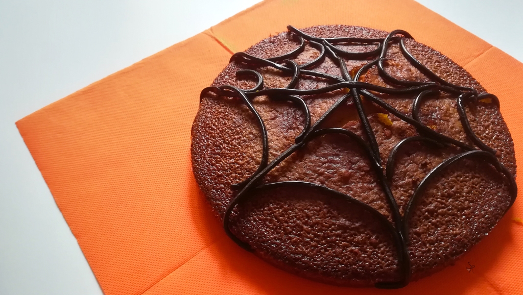 Torta di zucca, senza burro, decorata con la liquirizia a formare una ragnatela per festeggiare Halloween