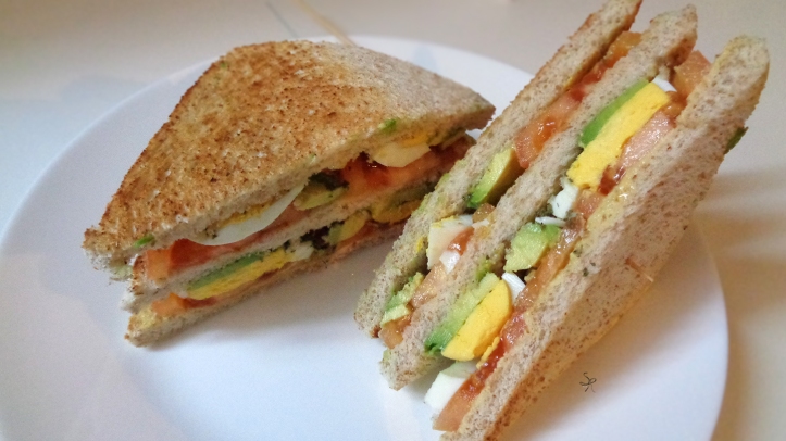 Club sandwich con avocado, pomodoro, uovo, senape, origano e limone