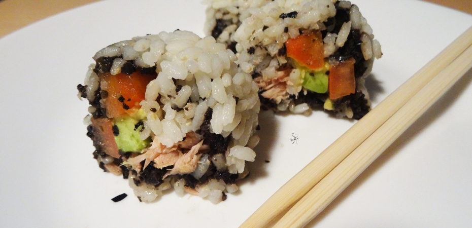 Finto Uramaki: rolls con olive nere, tonno, avocado e pomodoro