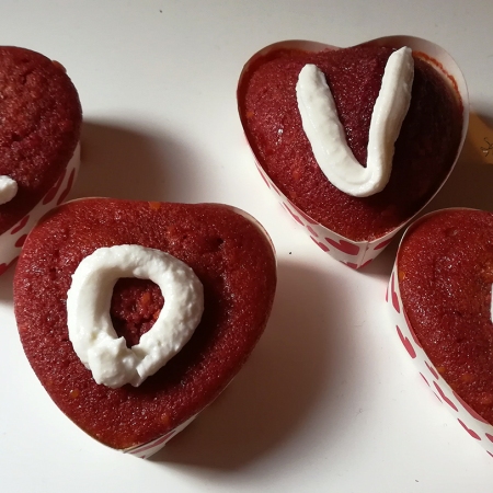Love cakes: muffin alla barbabietola e arancia con ricotta e zucchero a velo
