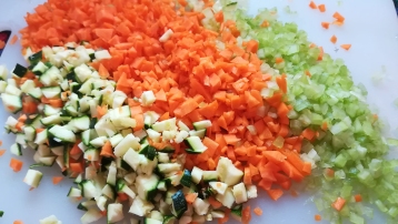 Preparazione verdure per il riso