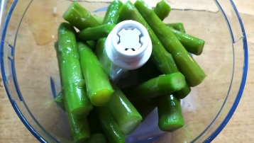 Preparazione crema di asparagi