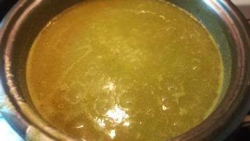 Preparazione risotto con crema di asparagi basilico e zeste di limone