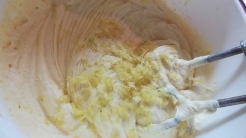 Preparazione base burro, zucchero a velo, uova e buccia di limone per la torta paradiso