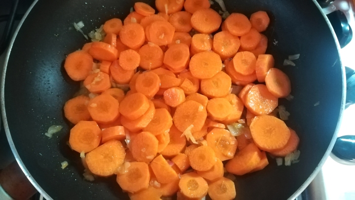Preparazione scalogno e carote per la crema