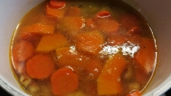 Preparazione crema di zucca, carote e castagne