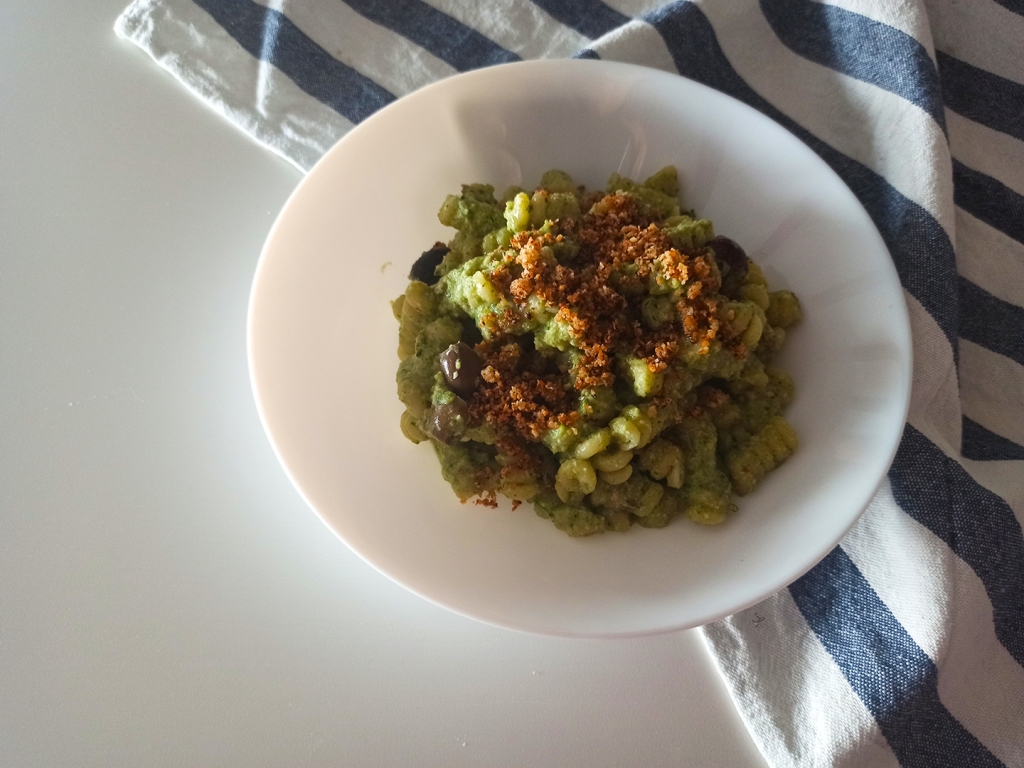 Pasta con crema di broccoli, mandorle, olive taggiasche e pangrattato